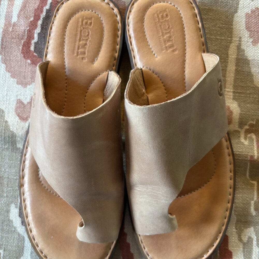 Born Toe Loop Sandals- Size 7.  Excellent Condition.